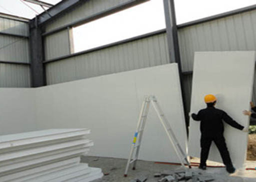 1000立方低溫食品冷庫建造施工現(xiàn)場(chǎng)